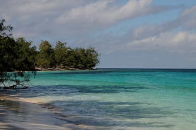 Turquoise water and a white-sand beach on Jaco Island