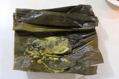 Fish parcels wrapped in leaves and cooked, the Indonesian pepes ikan, similar to Timorese ikan saboko